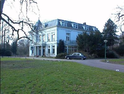 godin-voor-huis.jpg (29913 bytes)